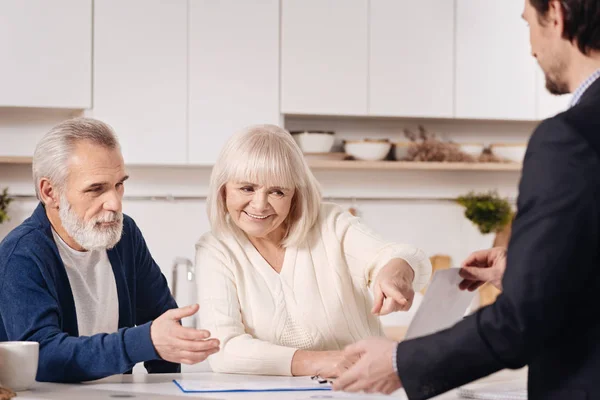 Agente de venta de la casa a la pareja de edad — Foto de Stock