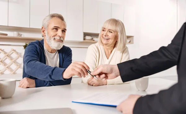 Pareja de edad firma acuerdo — Foto de Stock