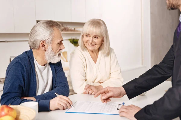 Paar ondertekening akkoord thuis — Stockfoto