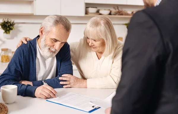 Couple signing documents at home — Stock Photo, Image