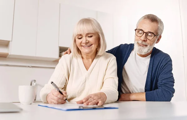 Pareja firmando documentos en casa — Foto de Stock