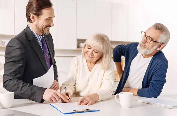 Agent working with elderly couple of customers — Stock Photo, Image