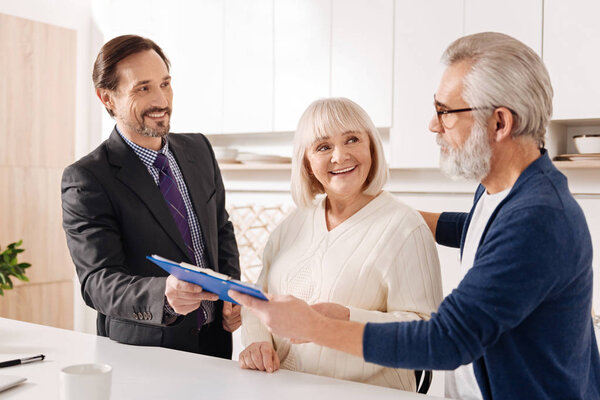 Харизматичный адвокат дает консультации
 