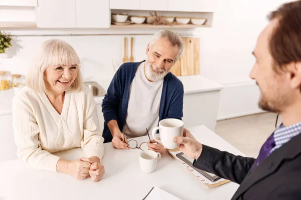 Conversación con el envejecimiento pareja de clientes — Foto de Stock