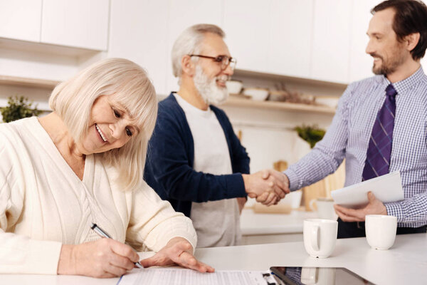 Заключение договора с пожилой женщиной
 