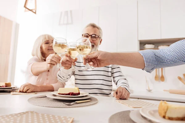 Pareja disfrutando de la cena con su hijo en casa — Foto de Stock