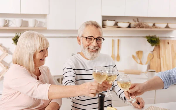 Szüleid ünnepli Nyaralás a vendégek — Stock Fotó