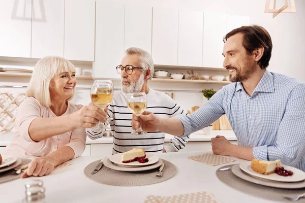 Hombre alegre saludando a sus padres con vacaciones en casa — Foto de Stock