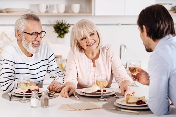 Famiglia allegra seduta a tavola — Foto Stock