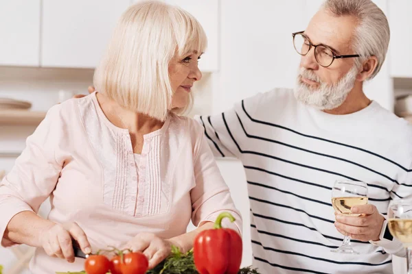 Adorável casal de idosos cozinhar na cozinha — Fotografia de Stock