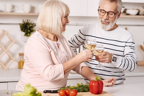 Par pensionärer njuta champagne — Stockfoto