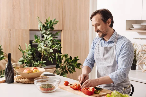 Homem barbudo feliz cozinhar salada — Fotografia de Stock