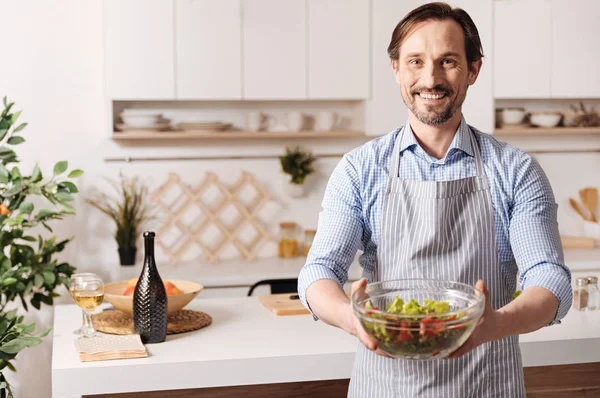 Homem satisfeito segurando a tigela com salada — Fotografia de Stock
