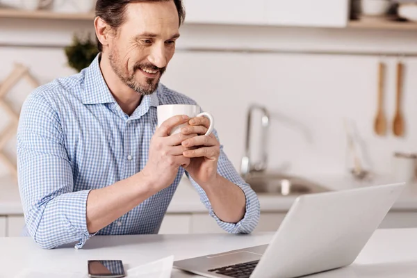 Zakenman genieten van freelance werk thuis — Stockfoto