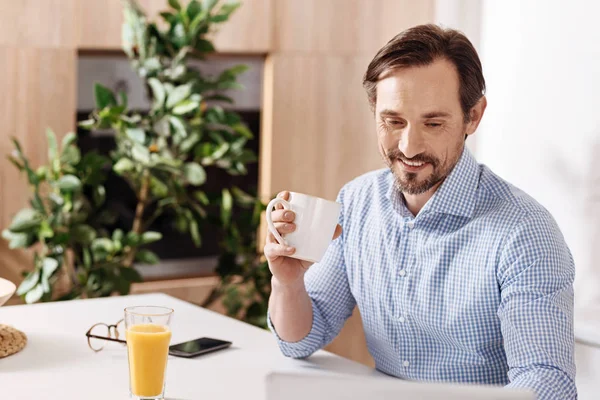 Joyful autônomo homem tomando café da manhã — Fotografia de Stock