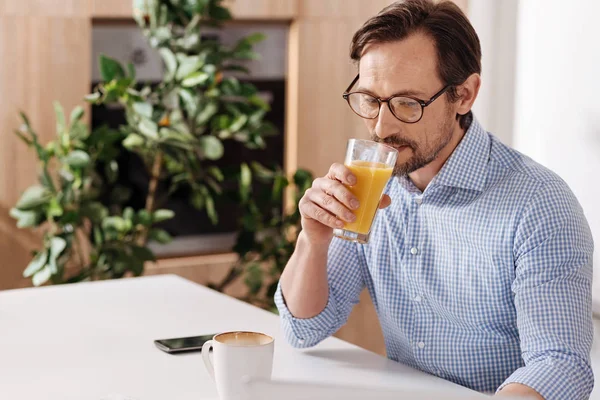 Geschoolde zelfstandigen man aan het werk op afstand — Stockfoto