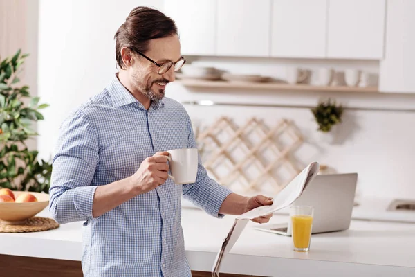 Carismático freelancer leyendo periódico — Foto de Stock