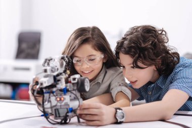 Robot ile okulda oynayan meraklı çocuklar