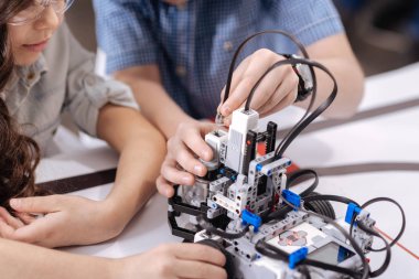 Konsantre öğrenciler elektronik robot test