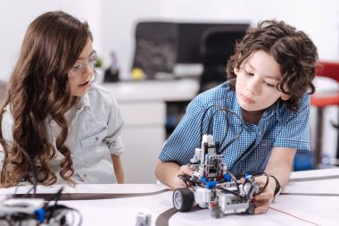 Robot keşfetmeye meraklı öğrenciler 