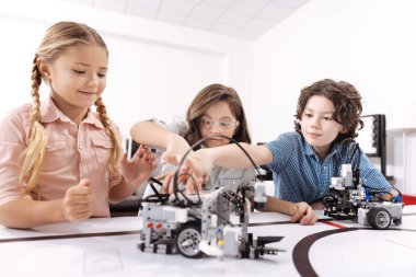 İyimser çocuk teknik proje üzerinde çalışan