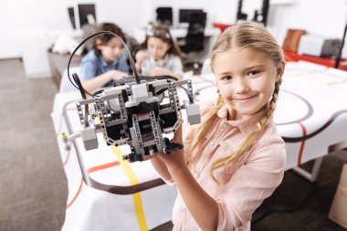 Sevimli küçük kız gösteren robot