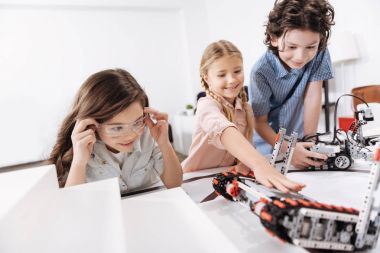 Neşeli öğrenciler elektronik cihazlar test