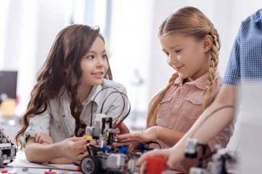 Mutlu kız öğrenciler elektronik robotlar test