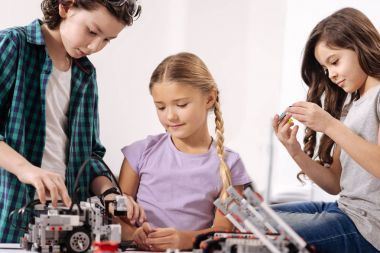 İlham çocuklar okulda robot inşa