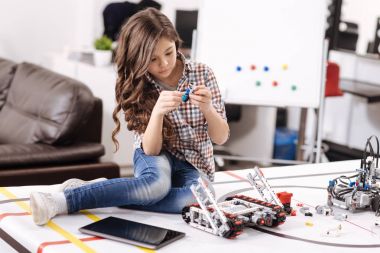 Elektronik oyuncak tamir akıllı küçük kız 