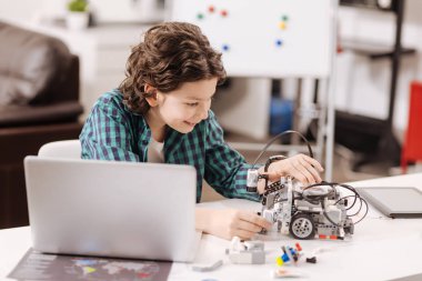 Hoş çocuk modern cihazlar kullanarak