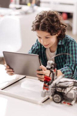 Kurnaz küçük çocuk tablet kullanma 
