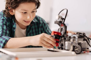 Yetenekli genç çocuk inşa robot 