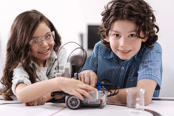 Bambini allegri che hanno lezione di scienza — Foto Stock