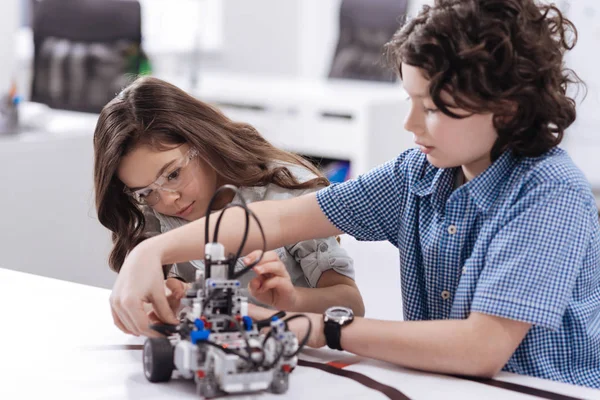 Niños entusiastas disfrutando de la clase de ciencias — Foto de Stock