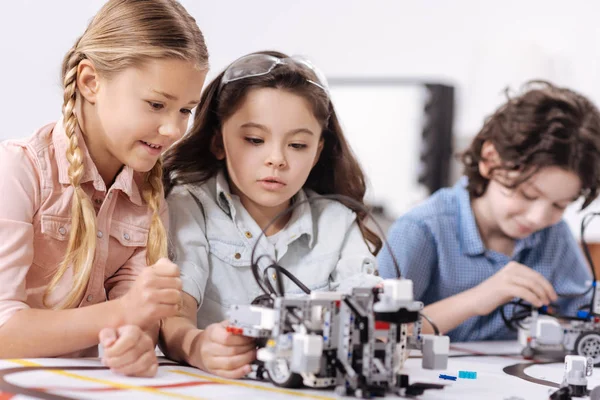 Bambini piacevoli che discutono di scienza — Foto Stock