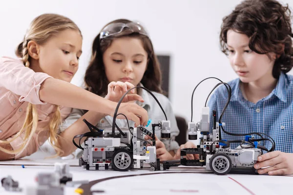 Enfants créatifs travaillant sur le projet technologique à l'école — Photo