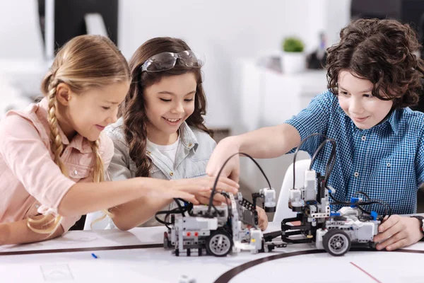 Niños que trabajan en el proyecto tecnológico en la escuela — Foto de Stock