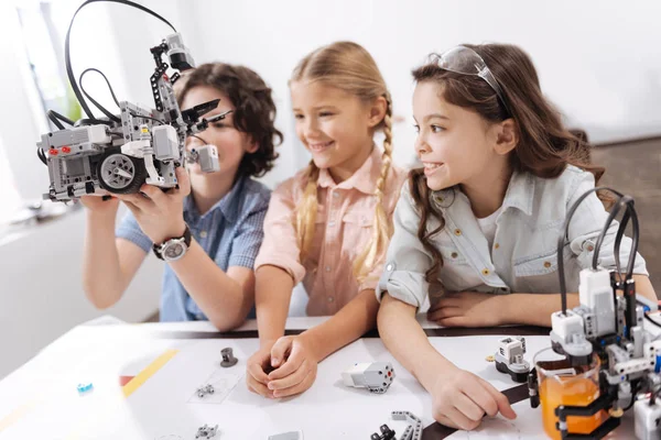 Enfants amusés explorant les technologies modernes — Photo