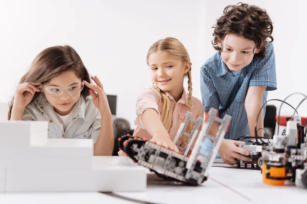 Niños inspirados probando robots cibernéticos — Foto de Stock