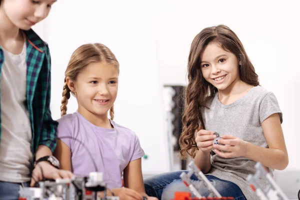 Niños encantadores disfrutando de experimentos científicos en la escuela —  Fotos de Stock