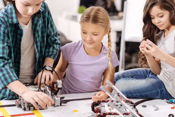 Niños concentrados construyendo robot —  Fotos de Stock