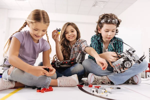 Enfants intelligents utilisant des gadgets et des appareils — Photo