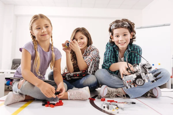 Crianças atraentes se divertindo no estúdio de ciências — Fotografia de Stock