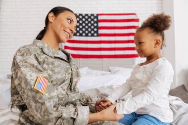 Heyecanlı anne ve kızı 