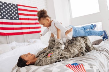 Kendine güvenen aktif kadın kızıyla birlikte eğleniyor