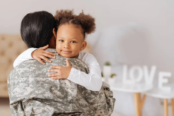 Loving mom returning home to her child — Stock Photo, Image