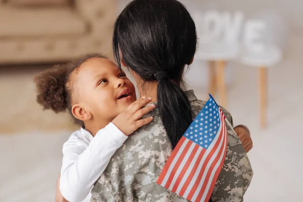 Cariñosa niña diciendo hola a su mamá — Foto de Stock