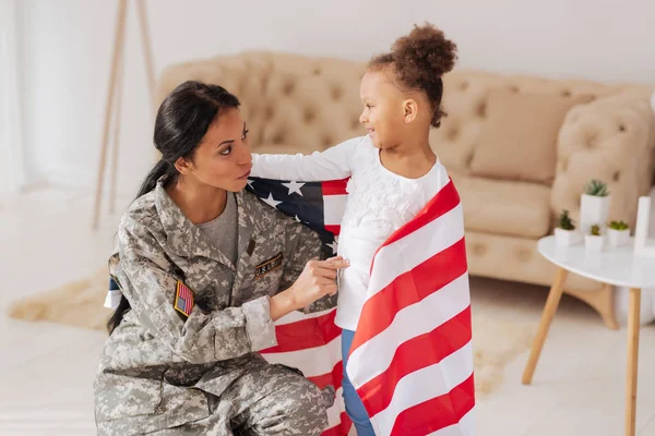 Optimistisch schattig meisje ingenomen met haar moeder — Stockfoto