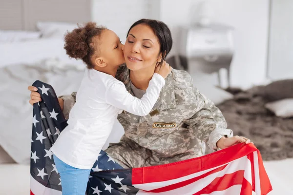 Jovencita patriótica feliz estando en casa — Foto de Stock